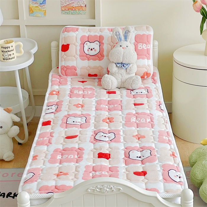 91家纺网 家纺一手货源 找家纺 禧缘家纺（原梦想家） 2025新款儿童牛奶绒夹棉床垫（可定制） 格子熊