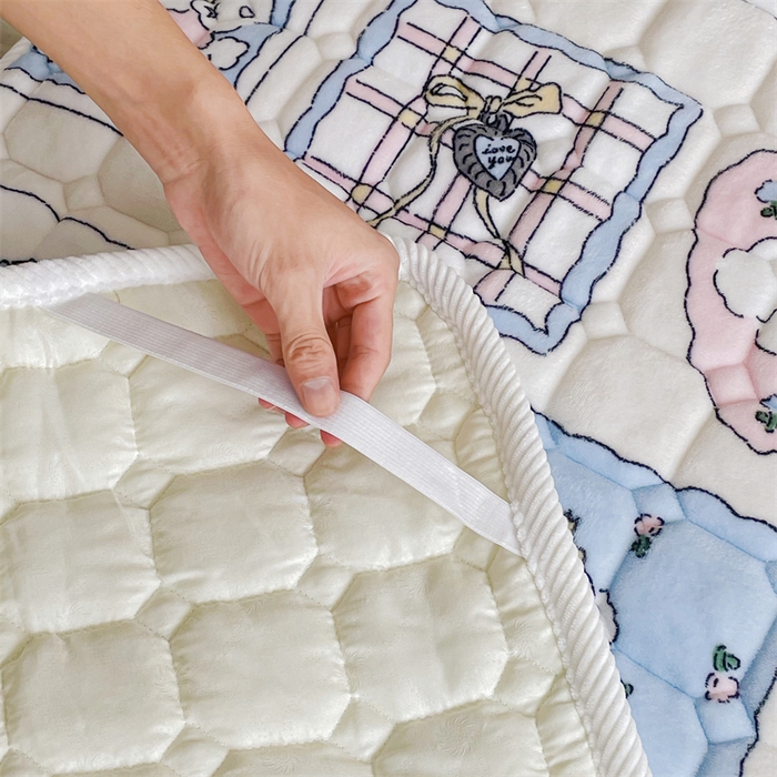 91家纺网 家纺一手货源 找家纺 禧缘家纺（原梦想家） 2025新款儿童牛奶绒夹棉床垫（可定制） 小狗乐园-蓝