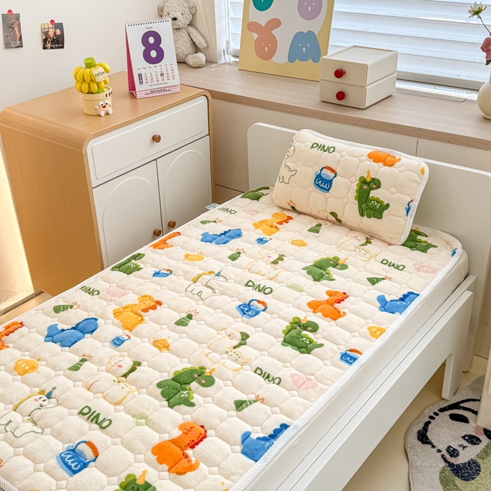 91家纺网 家纺一手货源 找家纺 禧缘家纺（原梦想家） 2025新款儿童牛奶绒夹棉床垫（可定制） 多彩恐龙