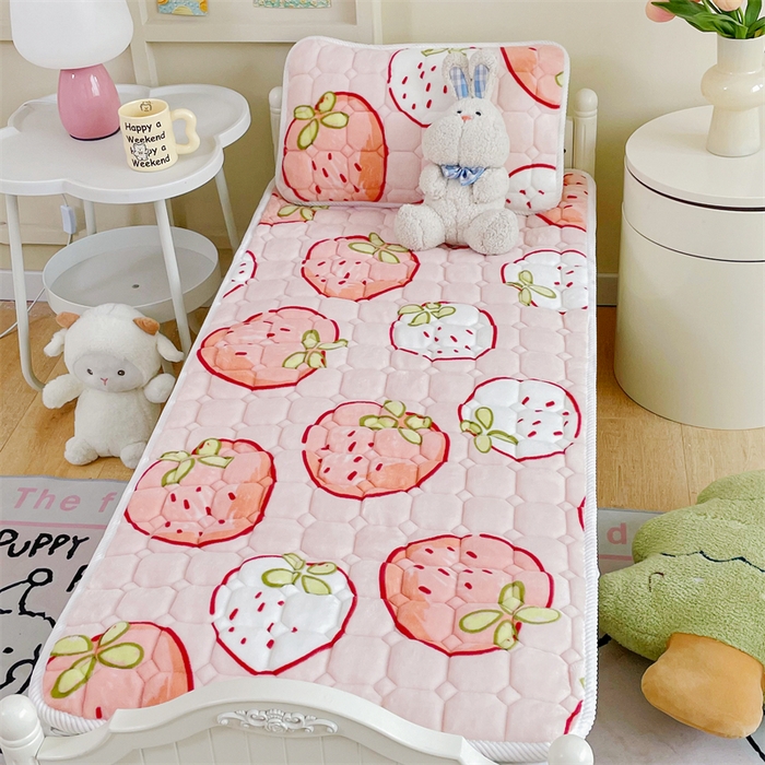 91家纺网 家纺一手货源 找家纺 禧缘家纺（原梦想家） 2025新款儿童牛奶绒夹棉床垫（可定制） 小草莓