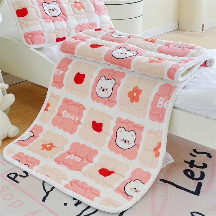 91家纺网 家纺一手货源 找家纺 禧缘家纺（原梦想家） 2025新款儿童牛奶绒夹棉床垫（可定制） 格子熊