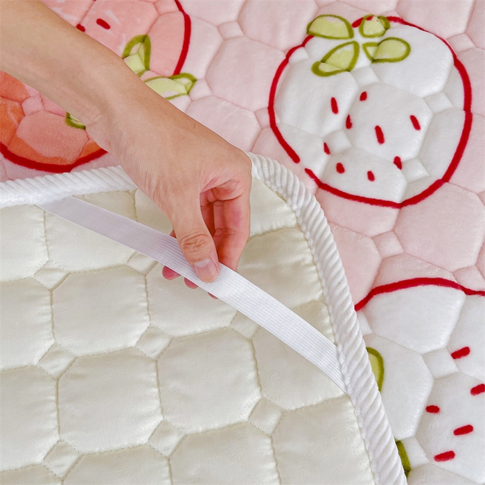 91家纺网 家纺一手货源 找家纺 禧缘家纺（原梦想家） 2025新款儿童牛奶绒夹棉床垫（可定制） 小草莓