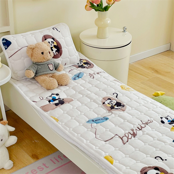 91家纺网 家纺一手货源 找家纺 禧缘家纺（原梦想家） 2025新款儿童牛奶绒夹棉床垫（可定制） 小熊猫