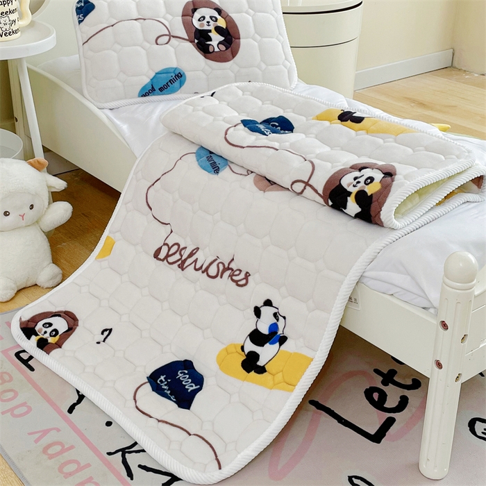 91家纺网 家纺一手货源 找家纺 禧缘家纺（原梦想家） 2025新款儿童牛奶绒夹棉床垫（可定制） 小熊猫