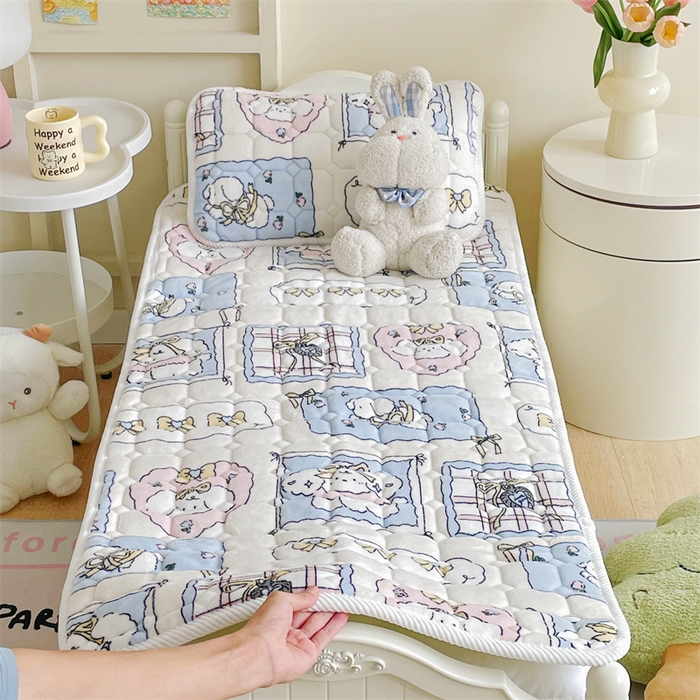 91家纺网 家纺一手货源 找家纺 禧缘家纺（原梦想家） 2025新款儿童牛奶绒夹棉床垫（可定制） 小狗乐园-蓝