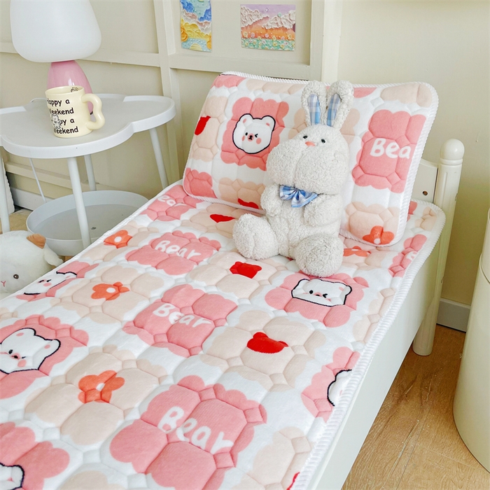 91家纺网 家纺一手货源 找家纺 禧缘家纺（原梦想家） 2025新款儿童牛奶绒夹棉床垫（可定制） 格子熊