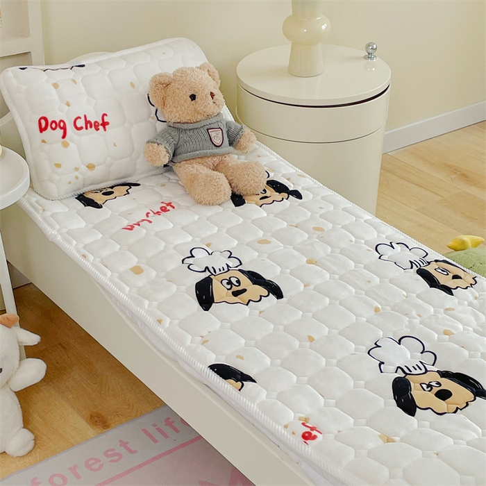 91家纺网 家纺一手货源 找家纺 禧缘家纺（原梦想家） 2025新款儿童牛奶绒夹棉床垫（可定制） 厨师小狗