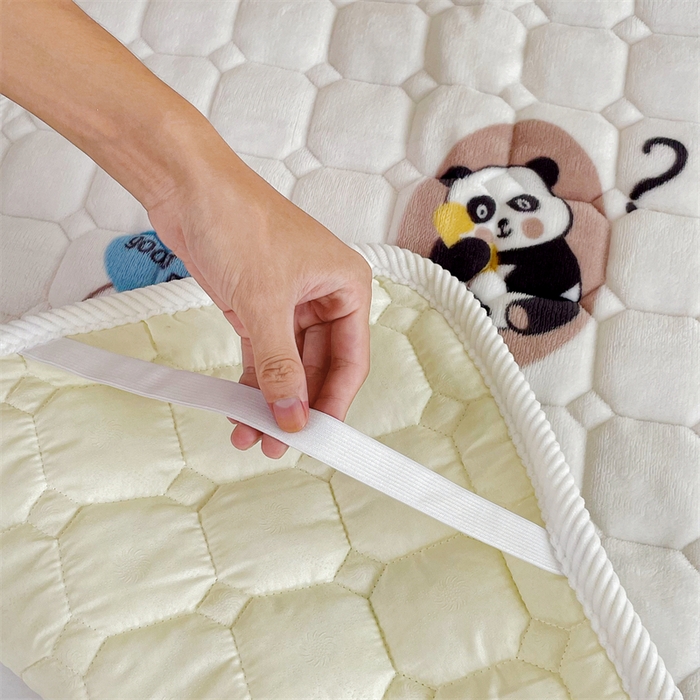 91家纺网 家纺一手货源 找家纺 禧缘家纺（原梦想家） 2025新款儿童牛奶绒夹棉床垫（可定制） 小熊猫