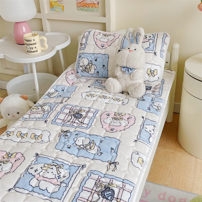 91家纺网 家纺一手货源 找家纺 禧缘家纺（原梦想家） 2025新款儿童牛奶绒夹棉床垫（可定制） 小狗乐园-蓝