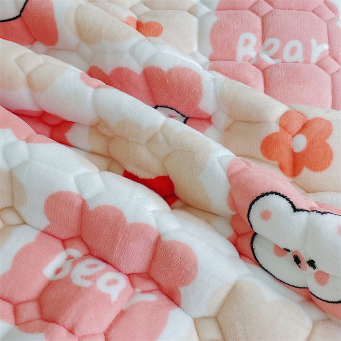 91家纺网 家纺一手货源 找家纺 禧缘家纺（原梦想家） 2025新款儿童牛奶绒夹棉床垫（可定制） 格子熊