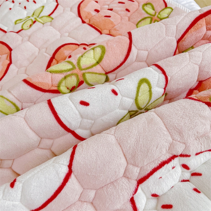 91家纺网 家纺一手货源 找家纺 禧缘家纺（原梦想家） 2025新款儿童牛奶绒夹棉床垫（可定制） 小草莓