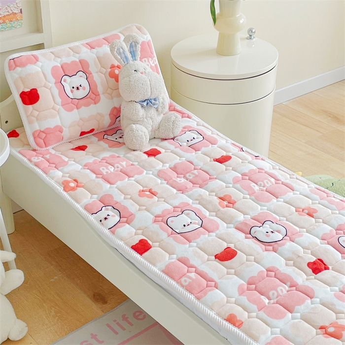 91家纺网 家纺一手货源 找家纺 禧缘家纺（原梦想家） 2025新款儿童牛奶绒夹棉床垫（可定制） 格子熊