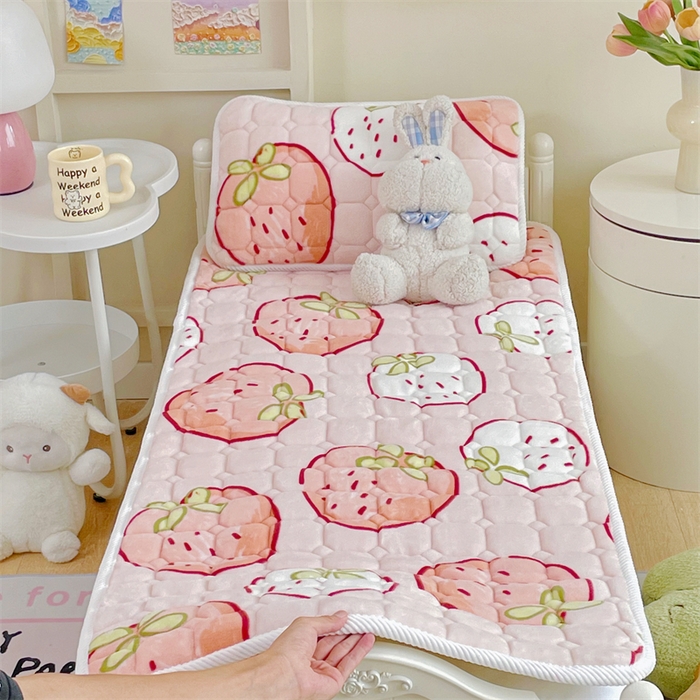 91家纺网 家纺一手货源 找家纺 禧缘家纺（原梦想家） 2025新款儿童牛奶绒夹棉床垫（可定制） 小草莓