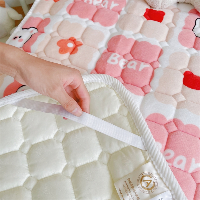 91家纺网 家纺一手货源 找家纺 禧缘家纺（原梦想家） 2025新款儿童牛奶绒夹棉床垫（可定制） 格子熊