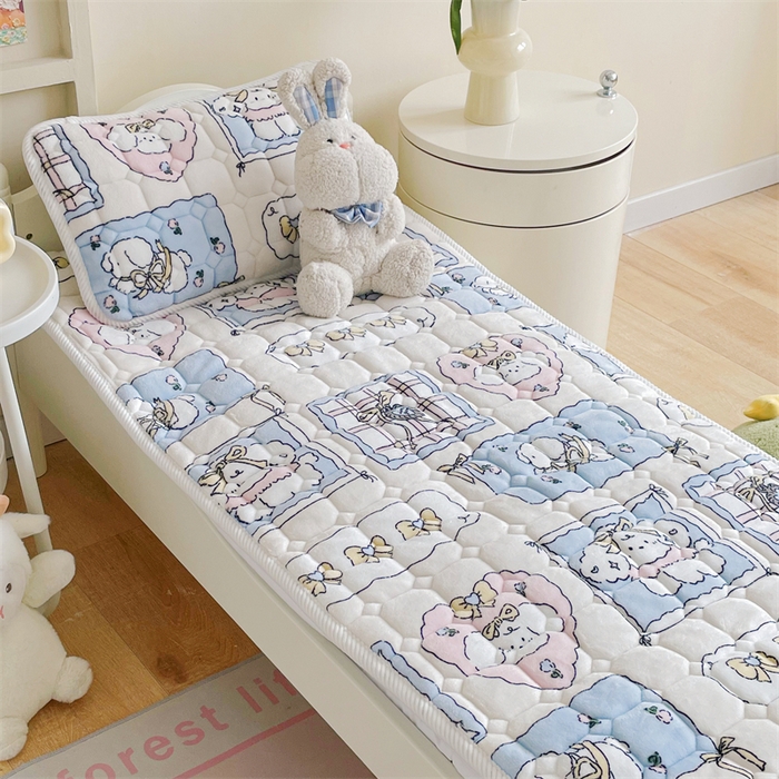 91家纺网 家纺一手货源 找家纺 禧缘家纺（原梦想家） 2025新款儿童牛奶绒夹棉床垫（可定制） 小狗乐园-蓝