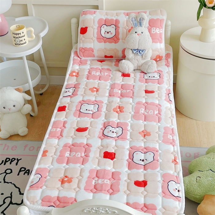91家纺网 家纺一手货源 找家纺 禧缘家纺（原梦想家） 2025新款儿童牛奶绒夹棉床垫（可定制） 格子熊