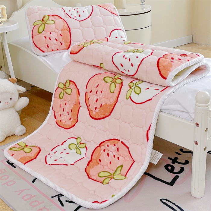 91家纺网 家纺一手货源 找家纺 禧缘家纺（原梦想家） 2025新款儿童牛奶绒夹棉床垫（可定制） 小草莓