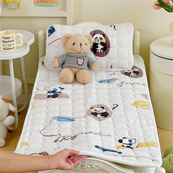91家纺网 家纺一手货源 找家纺 禧缘家纺（原梦想家） 2025新款儿童牛奶绒夹棉床垫（可定制） 小熊猫