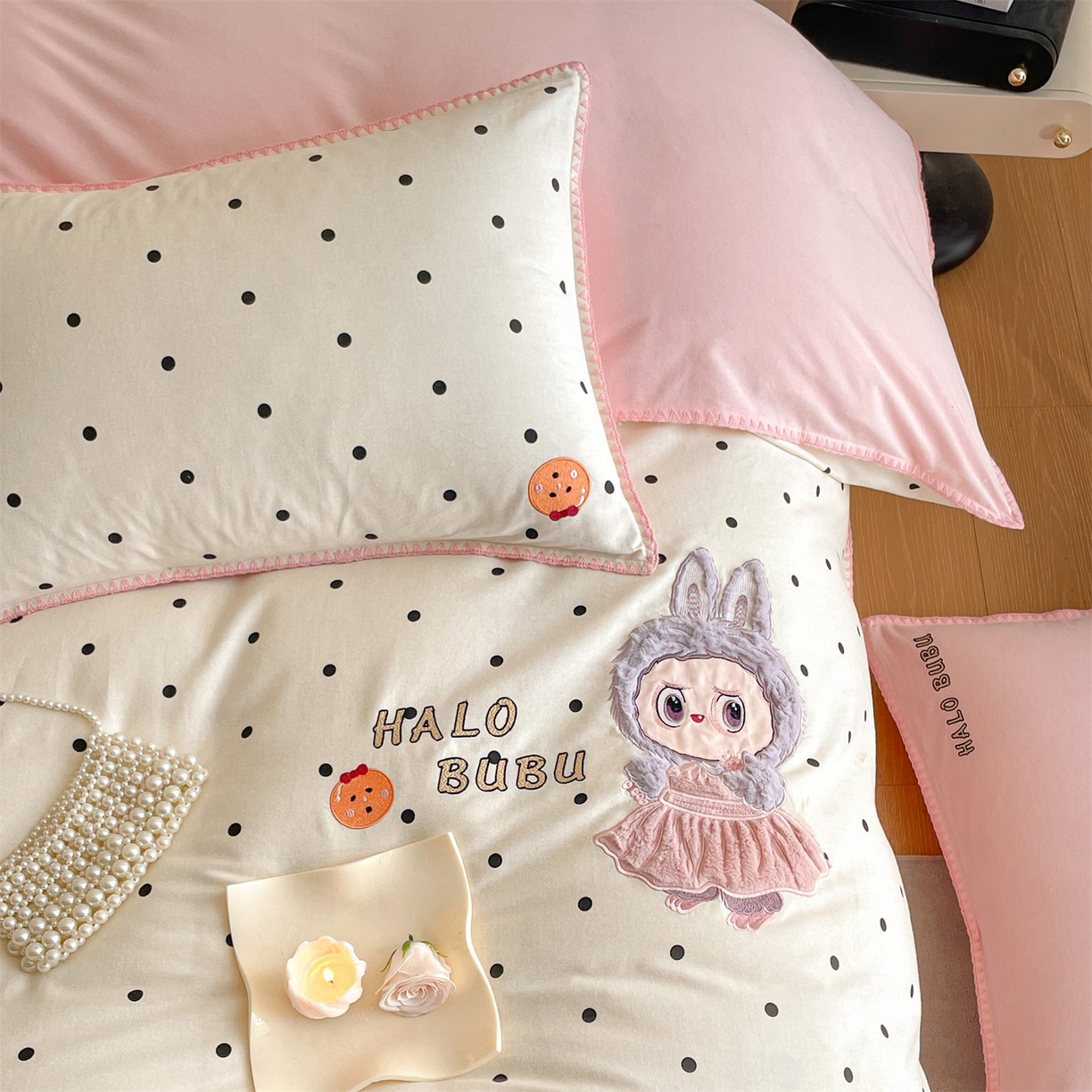 91家纺网 家纺一手货源 找家纺  [91家纺网精选] 2025秋冬-A类生态磨毛卡通绣花贝壳边系列,1号波点白-香草粉,3号领航咖-奶茶,1号蜜茶色-卡米肌理,2号三亚蓝-童趣蓝格,3号香奶茶-香奶粉,3号芝士白-奥汀蜜格,2号芝士白-童趣咖格