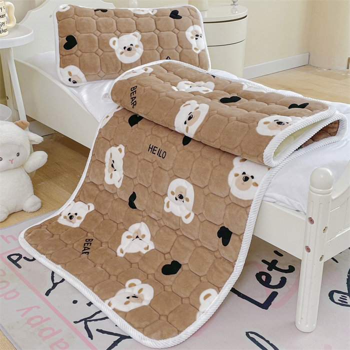 91家纺网 家纺一手货源 找家纺 禧缘家纺（原梦想家） 2025新款儿童牛奶绒夹棉床垫（可定制） 可可熊