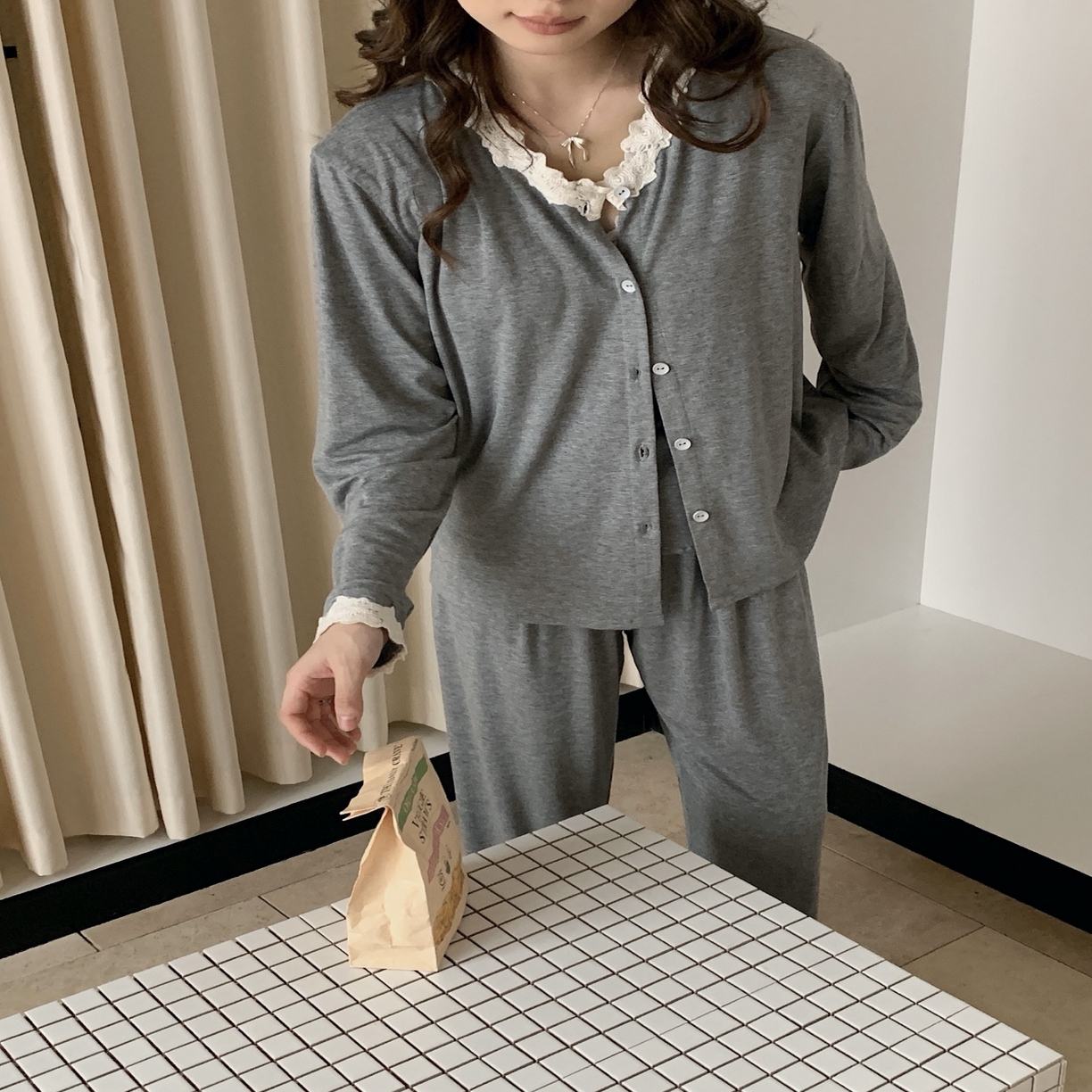 91家纺网 家纺一手货源 找家纺 妍景家居生活馆 2025新款韩系25167-V领蕾丝三件套 灰色