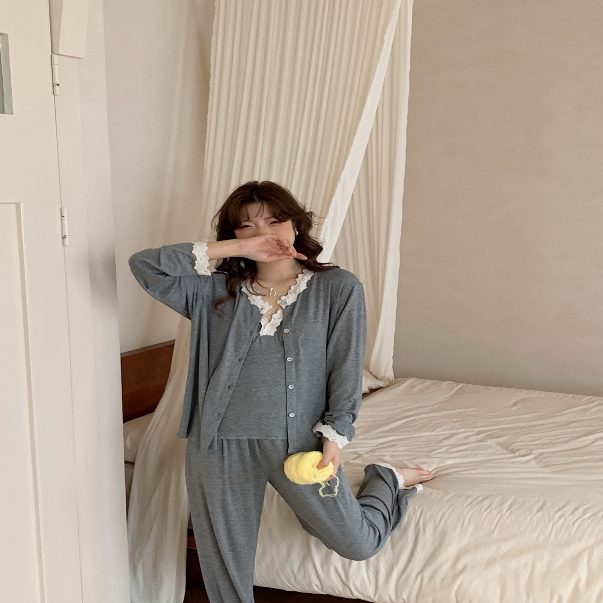 91家纺网 家纺一手货源 找家纺 妍景家居生活馆 2025新款韩系25167-V领蕾丝三件套 灰色