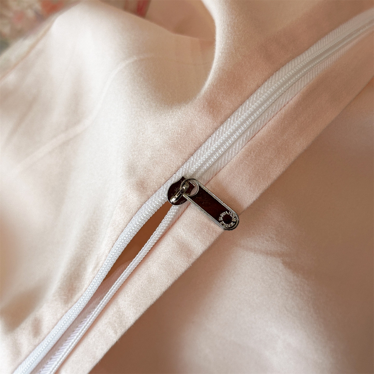 91家纺网 家纺一手货源 找家纺 蓝米卡夫 2025秋冬-A类棉麻全棉数码印花50S*50S双股磨毛公主风系列（礼盒包装）【如需买家秀联系15996631948】  茶间萌兔