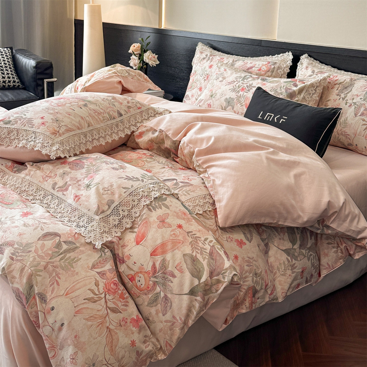 91家纺网 家纺一手货源 找家纺 蓝米卡夫 2025秋冬-A类棉麻全棉数码印花50S*50S双股磨毛公主风系列（礼盒包装）【如需买家秀联系15996631948】  茶间萌兔