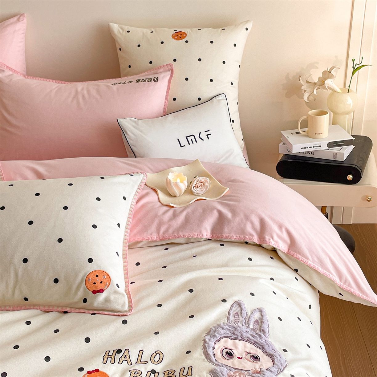 91家纺网 家纺一手货源 找家纺 蓝米卡夫 2025秋冬-A类全棉生态磨毛卡通绣花贝壳边系列（礼盒包装）【如需买家秀联系15996631948】 1号波点白-香草粉