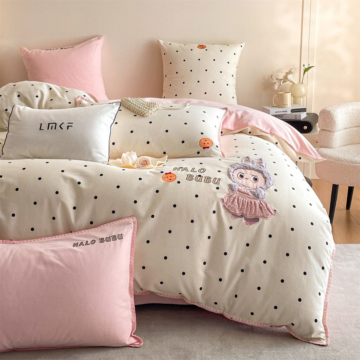 91家纺网 家纺一手货源 找家纺 蓝米卡夫 2025秋冬-A类全棉生态磨毛卡通绣花贝壳边系列（礼盒包装）【如需买家秀联系15996631948】 1号波点白-香草粉