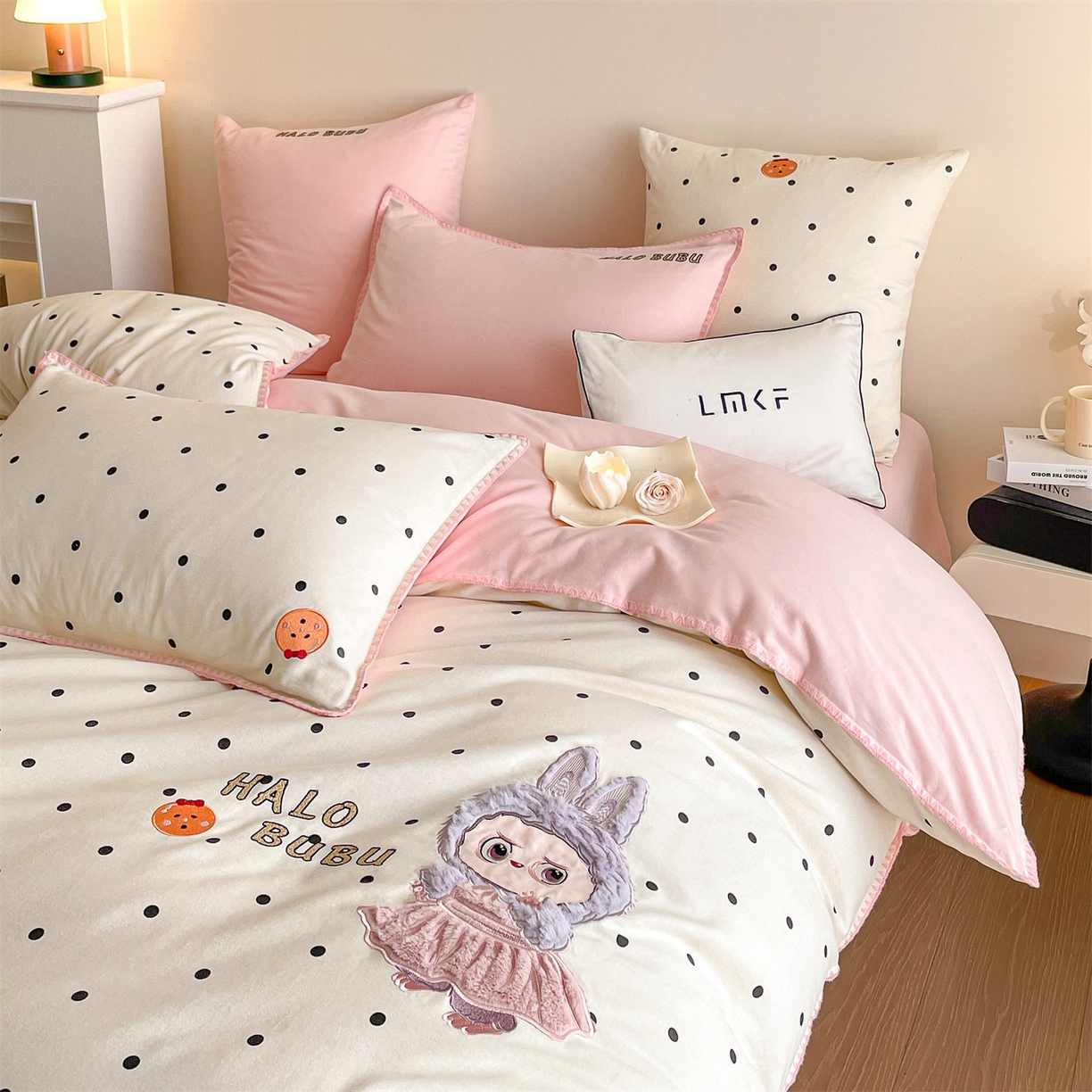 91家纺网 家纺一手货源 找家纺 蓝米卡夫 2025秋冬-A类全棉生态磨毛卡通绣花贝壳边系列（礼盒包装）【如需买家秀联系15996631948】 1号波点白-香草粉