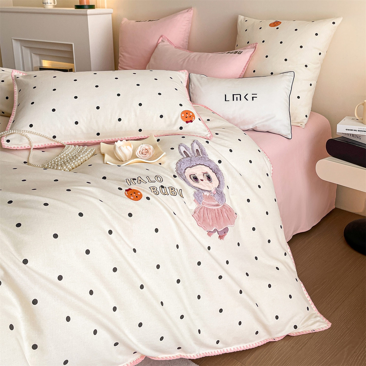 91家纺网 家纺一手货源 找家纺 蓝米卡夫 2025秋冬-A类全棉生态磨毛卡通绣花贝壳边系列（礼盒包装）【如需买家秀联系15996631948】 1号波点白-香草粉