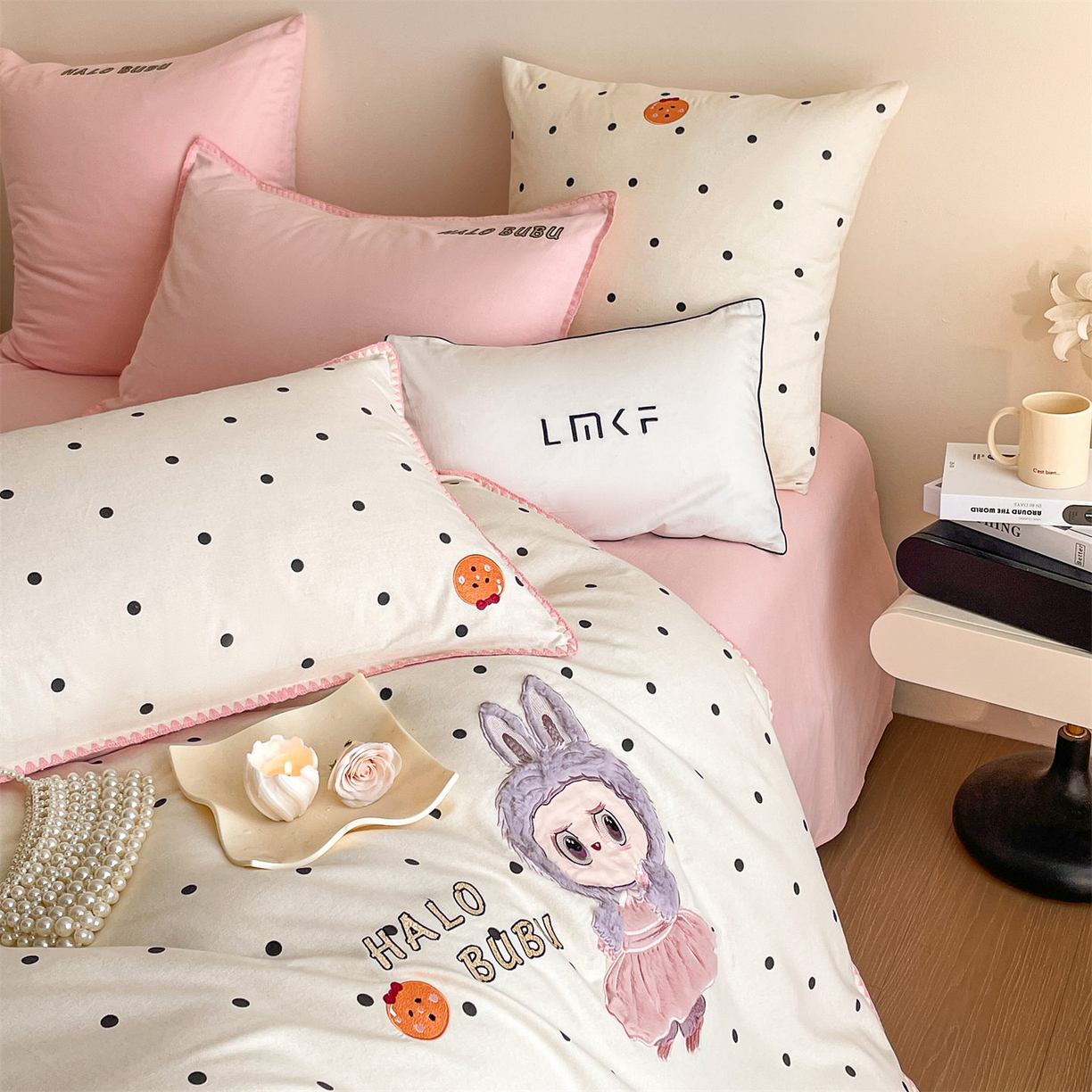 91家纺网 家纺一手货源 找家纺 蓝米卡夫 2025秋冬-A类全棉生态磨毛卡通绣花贝壳边系列（礼盒包装）【如需买家秀联系15996631948】 1号波点白-香草粉