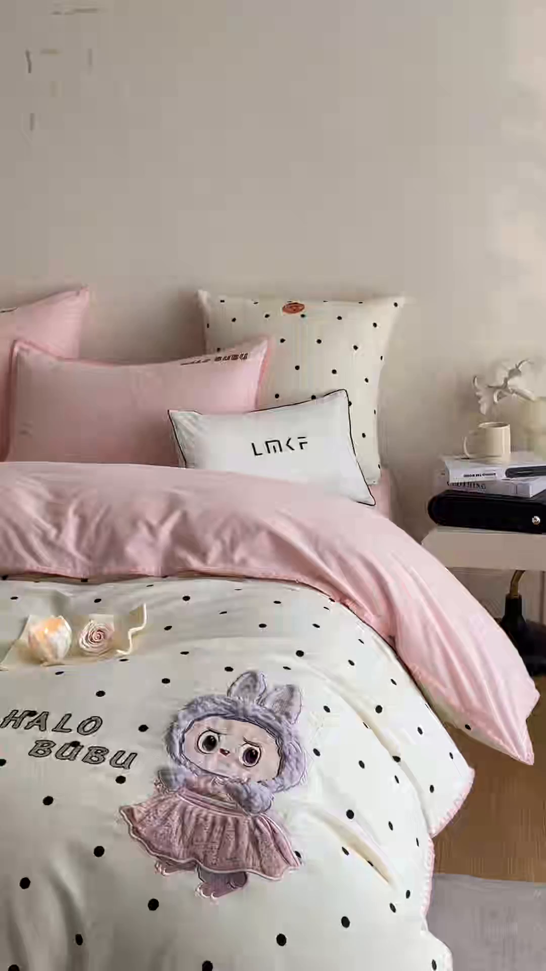 91家纺网 家纺一手货源 找家纺 蓝米卡夫 2025秋冬-A类全棉生态磨毛卡通绣花贝壳边系列（礼盒包装）【如需买家秀联系15996631948】 1号波点白-香草粉