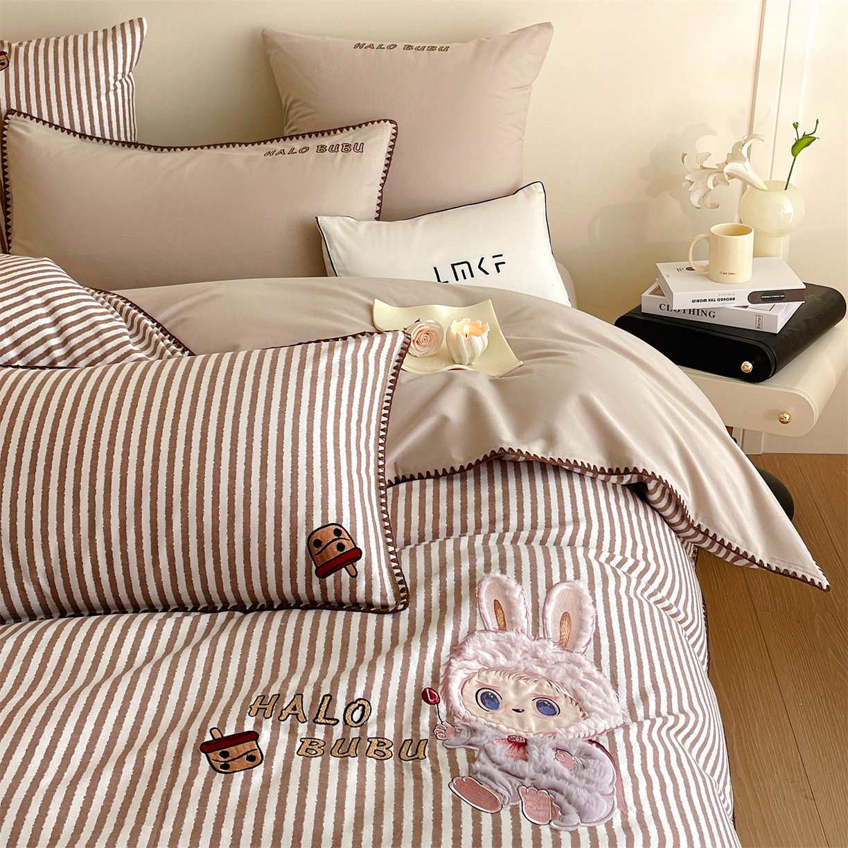 91家纺网 家纺一手货源 找家纺 蓝米卡夫 2025秋冬-A类全棉生态磨毛卡通绣花贝壳边系列（礼盒包装）【如需买家秀联系15996631948】 3号领航咖-奶茶