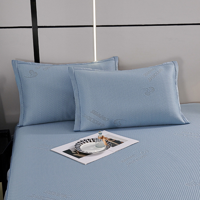 91家纺网 家纺一手货源 找家纺 梵克保罗 2025新款7A抗菌母婴级纯乙纶PE刺绣凉感丝豆豆席 床裙款 床裙款 字母爱心-蓝