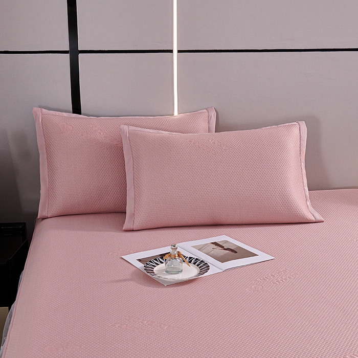 91家纺网 家纺一手货源 找家纺 梵克保罗 2025新款7A抗菌母婴级纯乙纶PE刺绣凉感丝豆豆席 床裙款 床裙款 字母爱心-粉