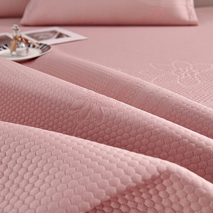 91家纺网 家纺一手货源 找家纺 （总）梵克保罗 2025新款7A抗菌母婴级纯乙纶PE刺绣凉感丝豆豆席 床裙款