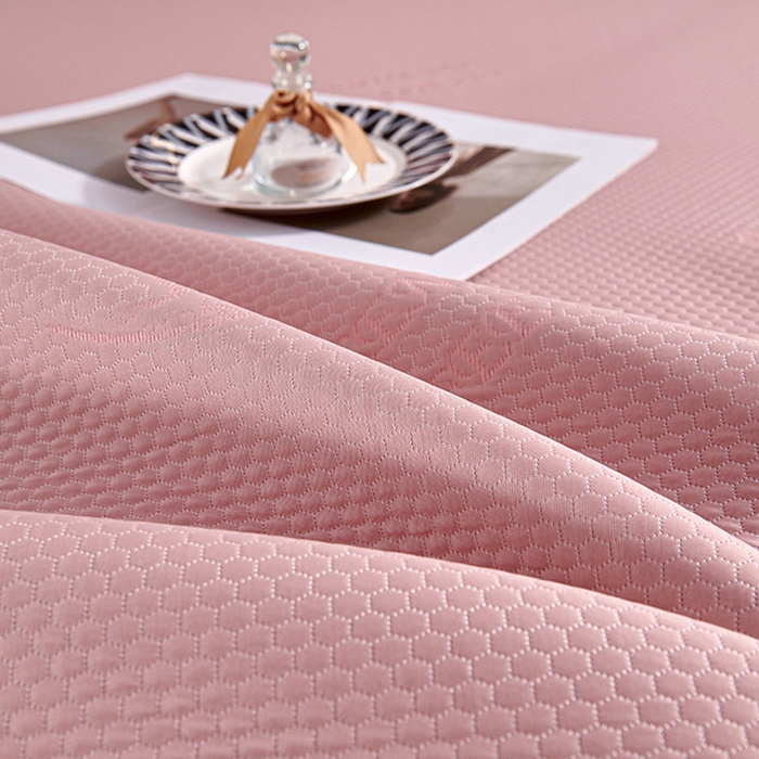 91家纺网 家纺一手货源 找家纺 梵克保罗 2025新款7A抗菌母婴级纯乙纶PE刺绣凉感丝豆豆席 床裙款 床裙款 字母爱心-粉