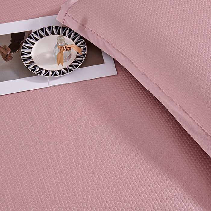 91家纺网 家纺一手货源 找家纺 梵克保罗 2025新款7A抗菌母婴级纯乙纶PE刺绣凉感丝豆豆席 床裙款 床裙款 字母爱心-粉