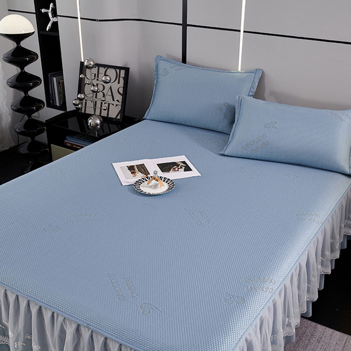 91家纺网 家纺一手货源 找家纺 梵克保罗 2025新款7A抗菌母婴级纯乙纶PE刺绣凉感丝豆豆席 床裙款 床裙款 字母爱心-蓝