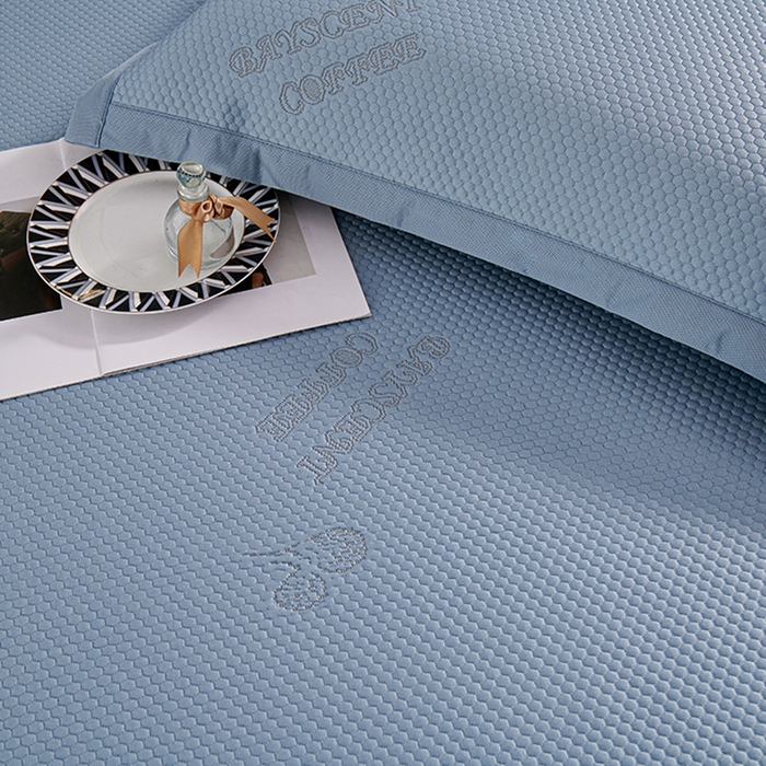 91家纺网 家纺一手货源 找家纺 梵克保罗 2025新款7A抗菌母婴级纯乙纶PE刺绣凉感丝豆豆席 床裙款 床裙款 字母爱心-蓝