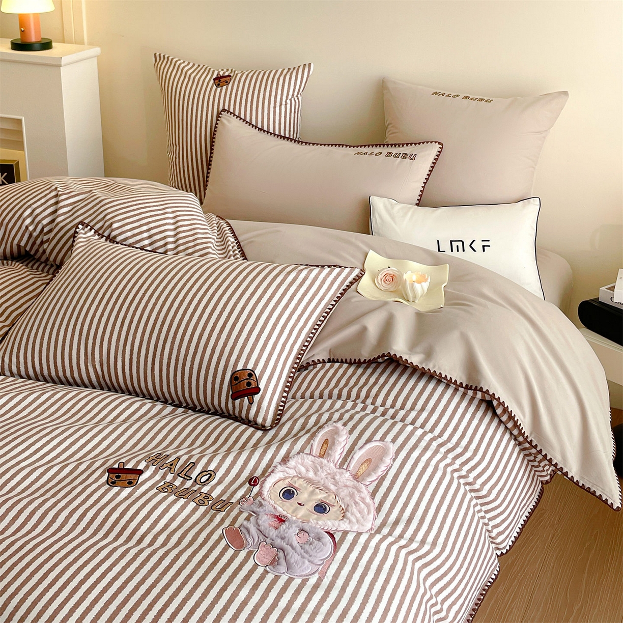 91家纺网 家纺一手货源 找家纺 蓝米卡夫 2025秋冬-A类全棉生态磨毛卡通绣花贝壳边系列（礼盒包装）【如需买家秀联系15996631948】 3号领航咖-奶茶