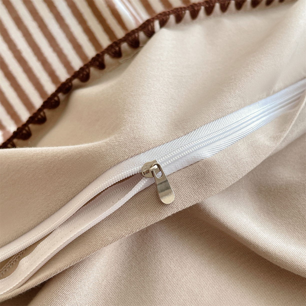 91家纺网 家纺一手货源 找家纺 蓝米卡夫 2025秋冬-A类全棉生态磨毛卡通绣花贝壳边系列（礼盒包装）【如需买家秀联系15996631948】 3号领航咖-奶茶