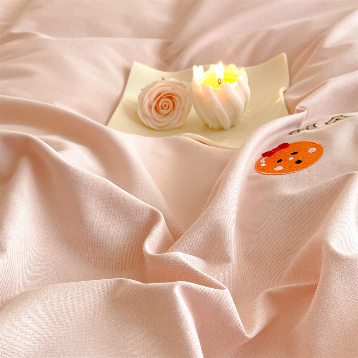 91家纺网 家纺一手货源 找家纺 蓝米卡夫 2025秋冬-A类全棉生态磨毛卡通绣花贝壳边系列（礼盒包装）【如需买家秀联系15996631948】 1号蜜茶色-卡米肌理