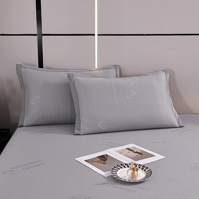 91家纺网 家纺一手货源 找家纺 梵克保罗 2025新款7A抗菌母婴级纯乙纶PE刺绣凉感丝豆豆席 床裙款 床裙款 字母爱心-灰