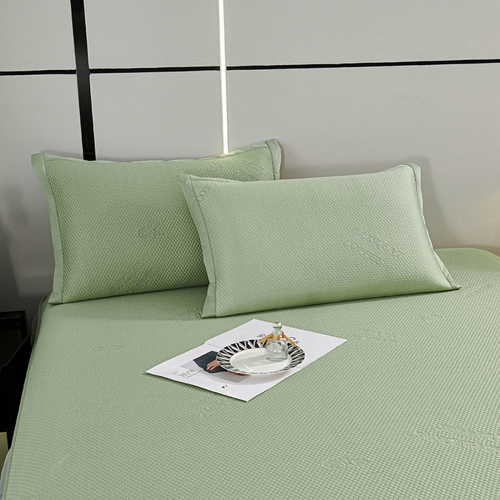 91家纺网 家纺一手货源 找家纺 梵克保罗 2025新款7A抗菌母婴级纯乙纶PE刺绣凉感丝豆豆席 床裙款 床裙款 字母爱心-水绿