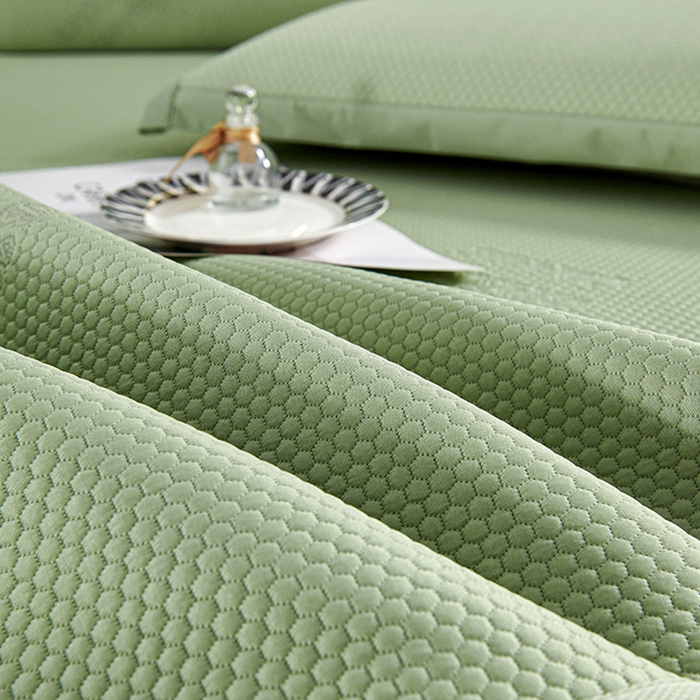 91家纺网 家纺一手货源 找家纺 梵克保罗 2025新款7A抗菌母婴级纯乙纶PE刺绣凉感丝豆豆席 床裙款 床裙款 字母爱心-水绿