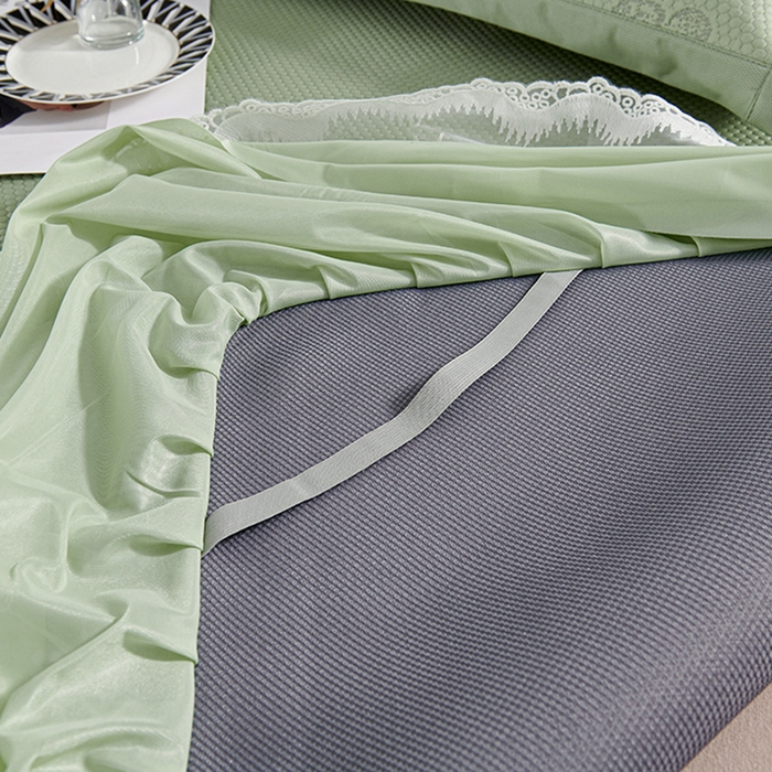 91家纺网 家纺一手货源 找家纺 梵克保罗 2025新款7A抗菌母婴级纯乙纶PE刺绣凉感丝豆豆席 床裙款 床裙款 字母爱心-水绿