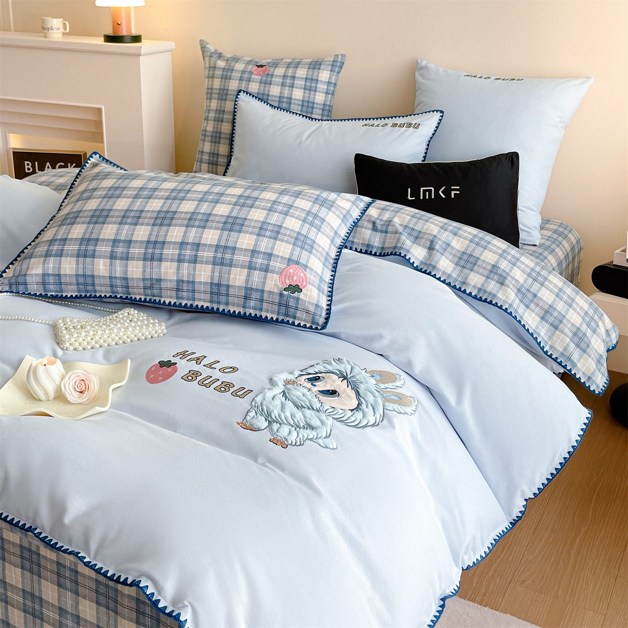 91家纺网 家纺一手货源 找家纺 蓝米卡夫 2025秋冬-A类全棉生态磨毛卡通绣花贝壳边系列（礼盒包装）【如需买家秀联系15996631948】 2号三亚蓝-童趣蓝格